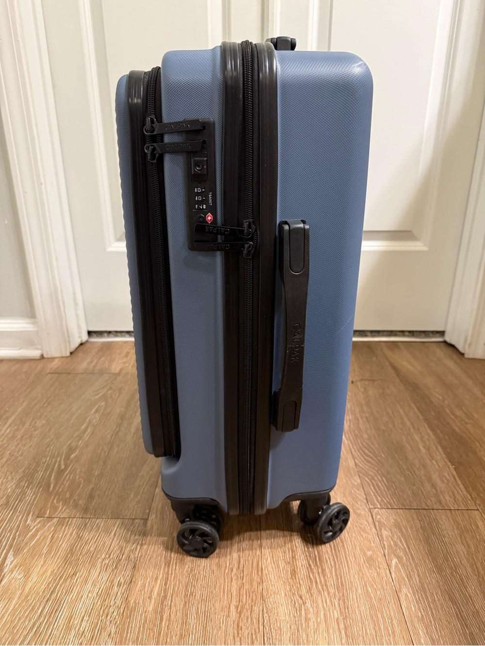 CalPak 22" Malden Spinner Carry-On Suitcase - Picture 3 of 7
